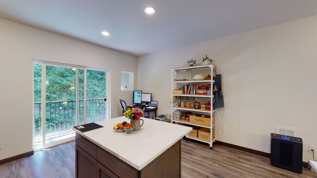 Building Photo - West Seattle Townhome - 2 bedroom 2 bathroom located in Sylvan Ridge Townhomes!  Available now!