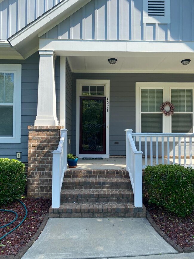Building Photo - 4221 Courtly Ln