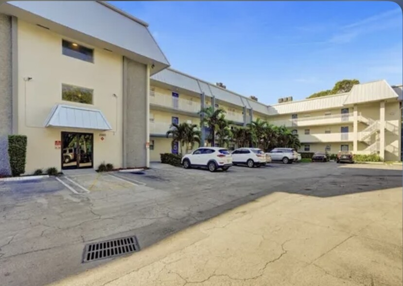 Building Photo - 2980 Riverside Dr