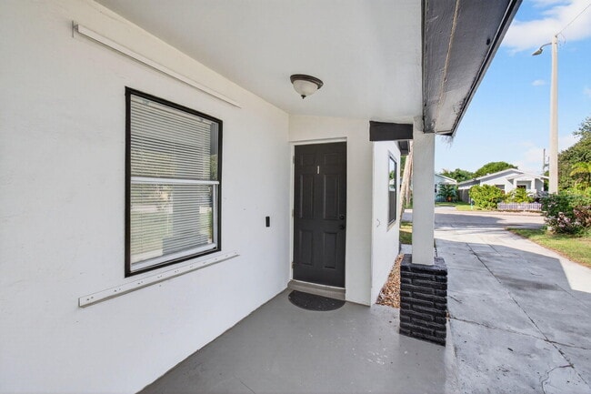 Building Photo - 614 N E St