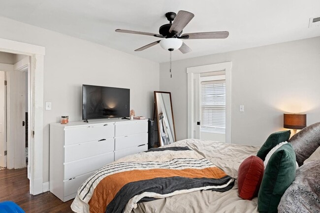 Building Photo - 2 Bed 1.5 Bath Home in the Heart of KCMO and Plaza Area