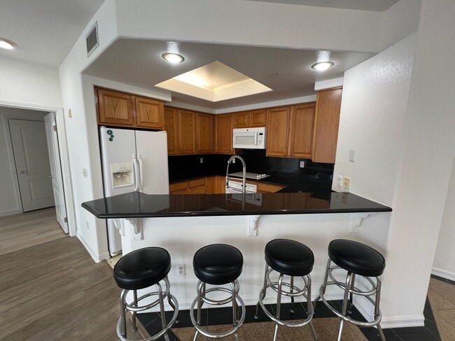Building Photo - $3,595 - Beautiful and Spacious Downtown San Jose 2bd/2ba Condo in a Luxury Complex Next To SJSU