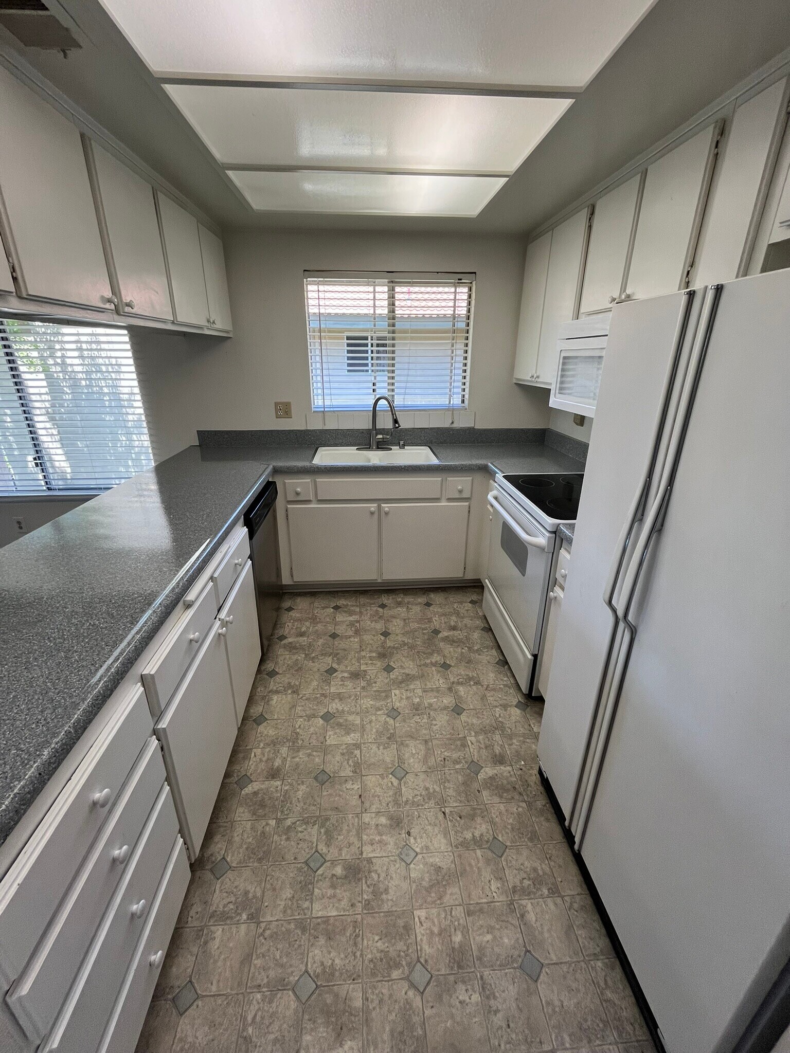 Building Photo - 224 Oakleaf Dr
