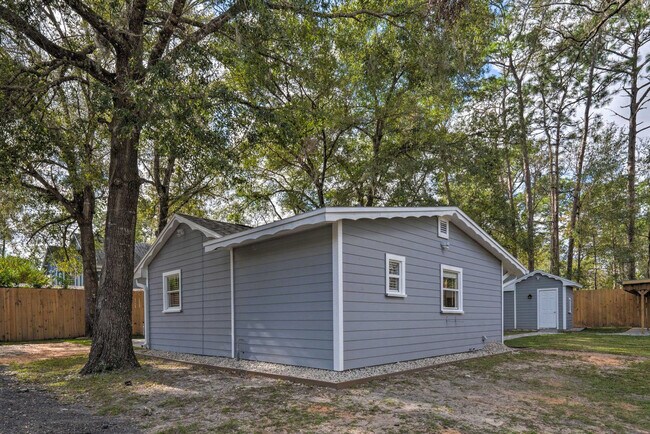 Building Photo - 224 E Kelly Park Rd