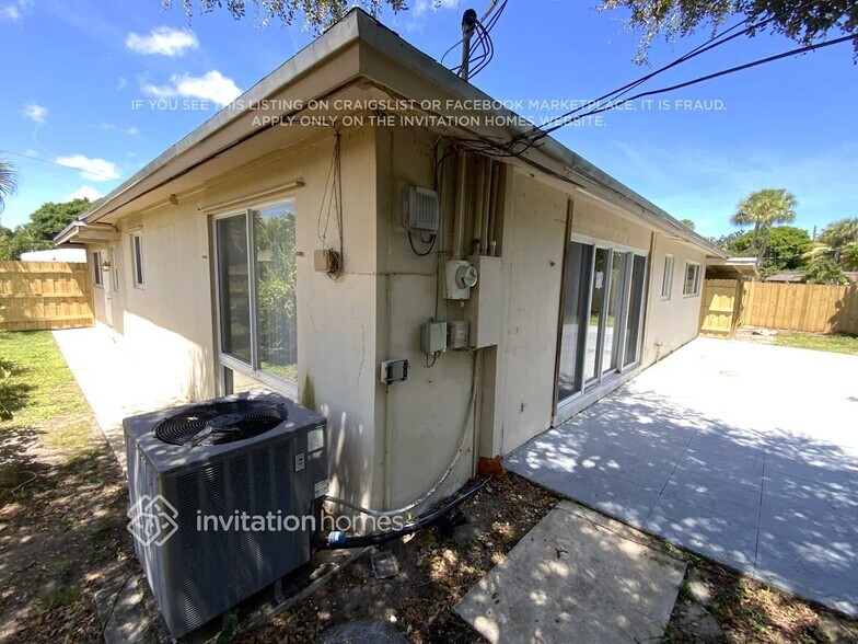 Building Photo - 1284 NW 5th St