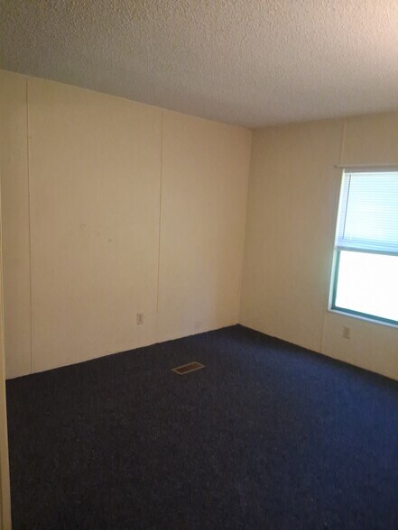 Guest bedroom - 11900 SW 121st Ave