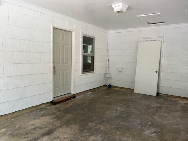 Building Photo - 1450 E Morlee Dr