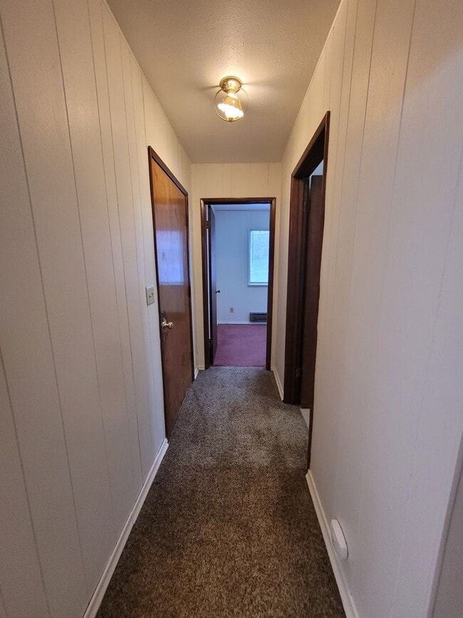 Building Photo - FREE DECEMBER RENT - New Interior Paint/ 1637 Sq Ft