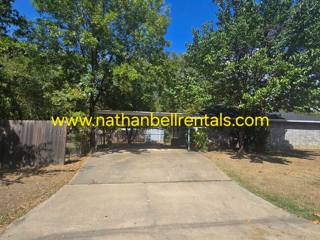 Building Photo - 3 bedroom/2 bath single family