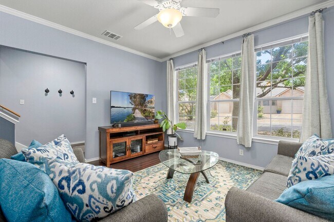 Building Photo - Stylish Townhome Living in Oak Creek