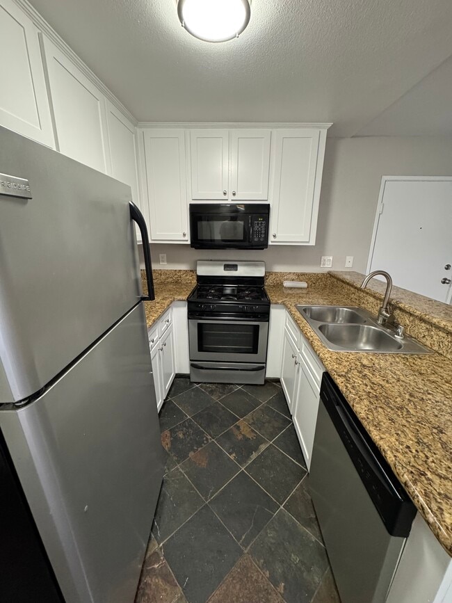 Building Photo - 1400 Edgemont