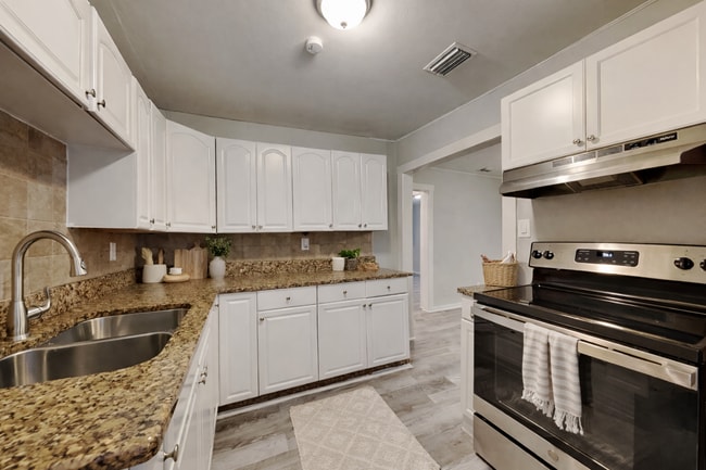 Building Photo - Charming 3 Bed Home with Fenced Yard in Tampa, FL