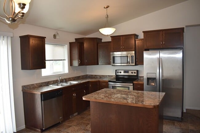 Building Photo - 3 Bed 3 Bath Twin Home