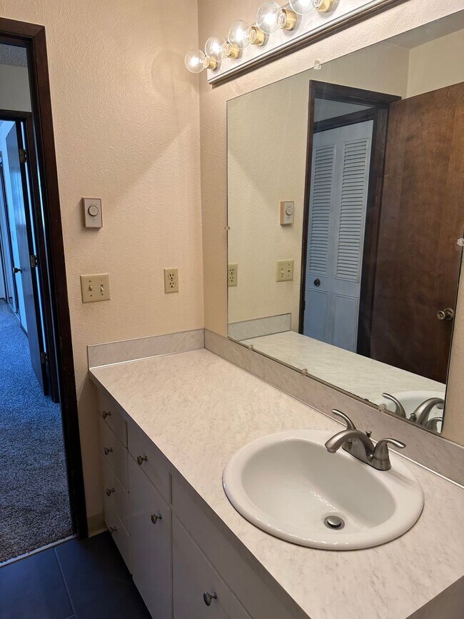 Building Photo - Large 3 bedroom 2.5 bath duplex with a gar...