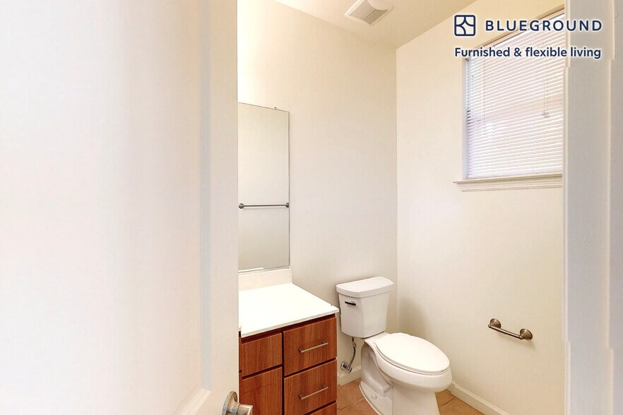 Building Photo - 998 Stewart Ave