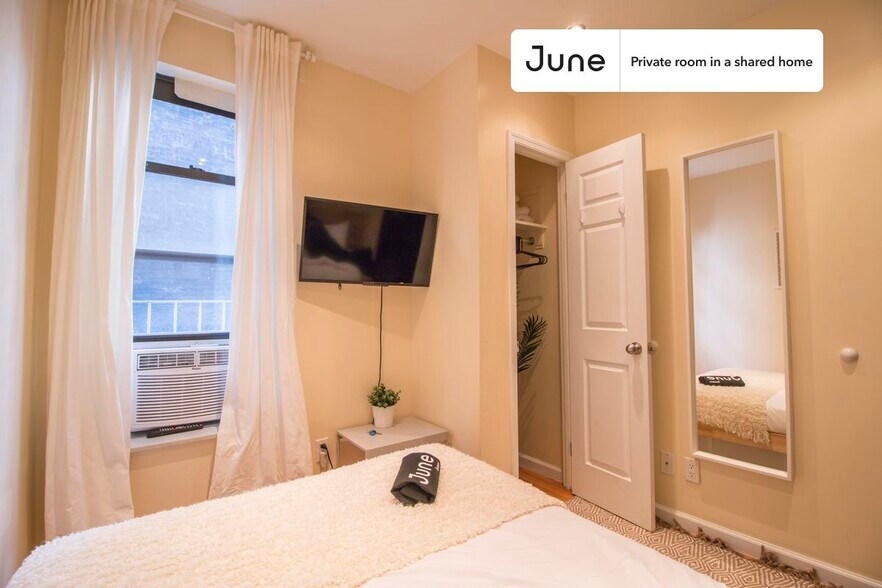 Building Photo - Private bedroom in 4 bed/2 bath Home