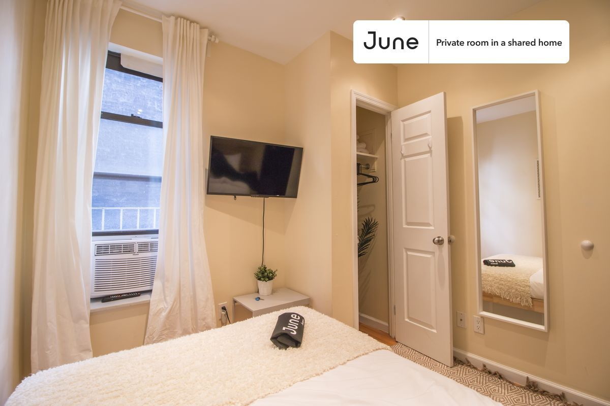 Building Photo - Private bedroom in 4 bed/2 bath Home
