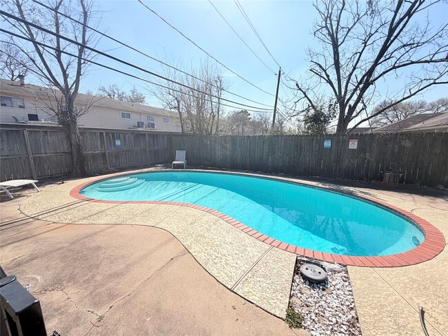 Building Photo - 1910 Huge Oaks St