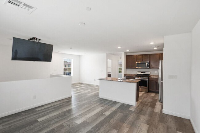 Building Photo - 3 Bed, 2 Bath Townhome Just Outside of Nel...