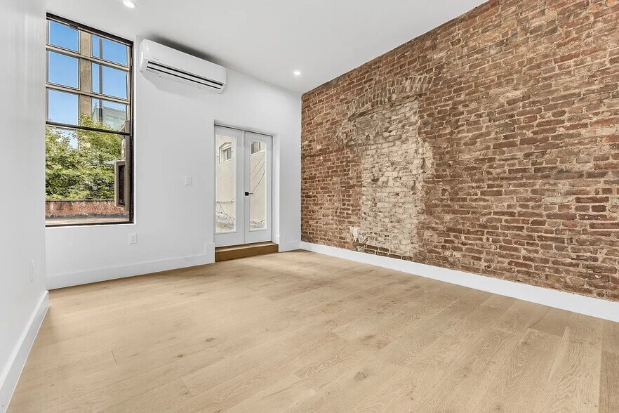 Building Photo - 261 Bowery