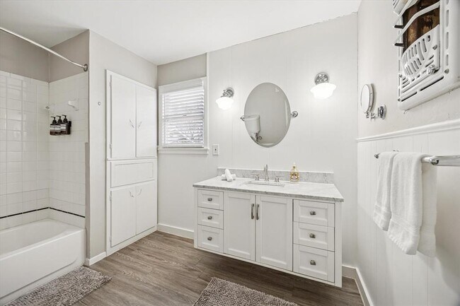 Building Photo - 211 Lessin Ln