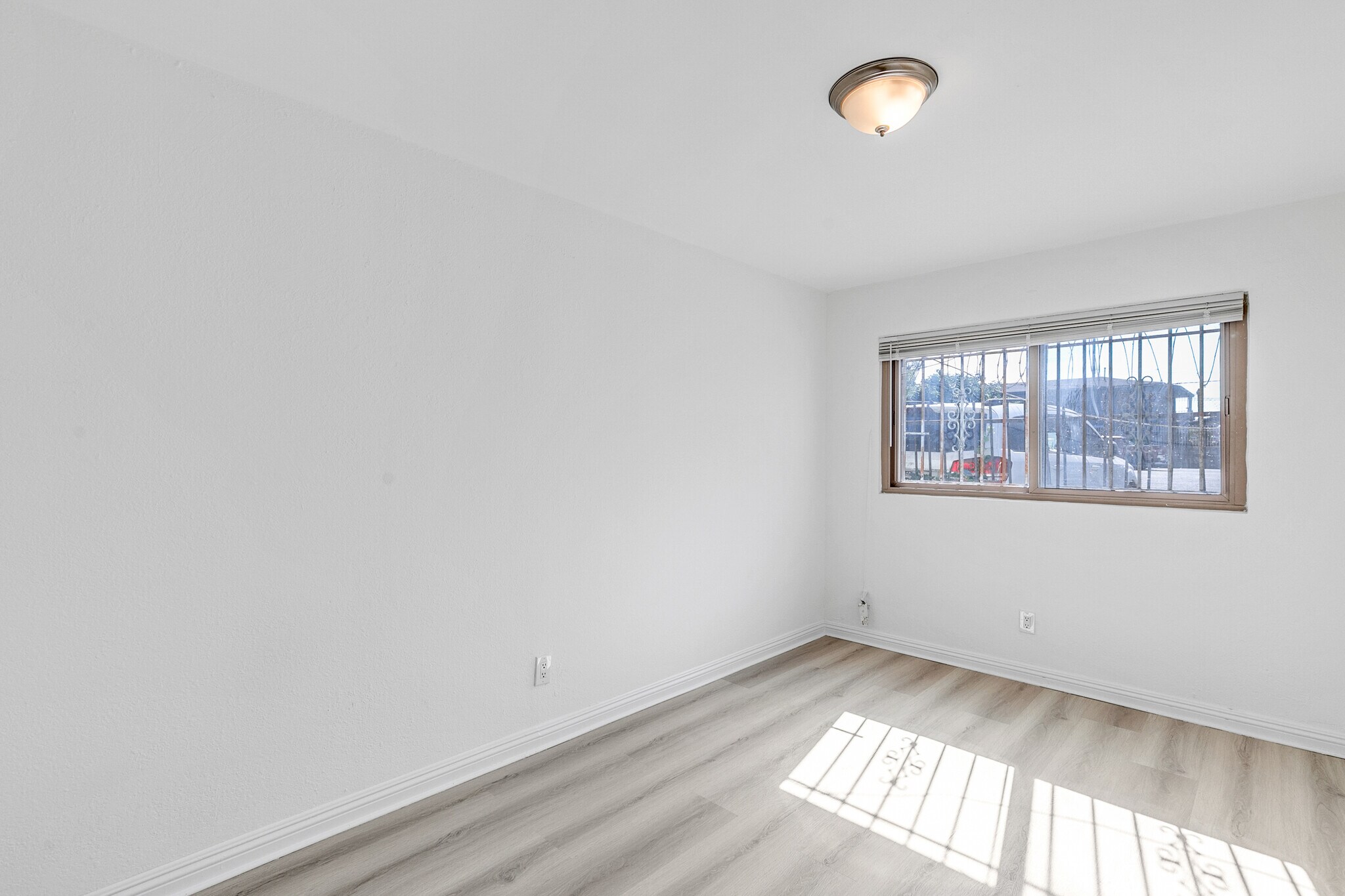 Building Photo - 832 W Colden Ave