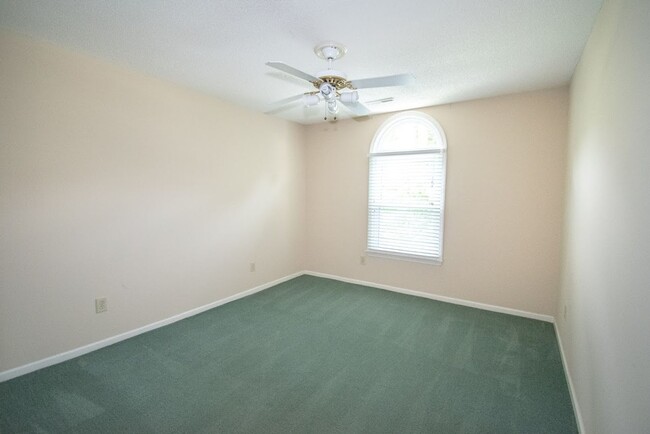 Building Photo - 207 Essex Dr