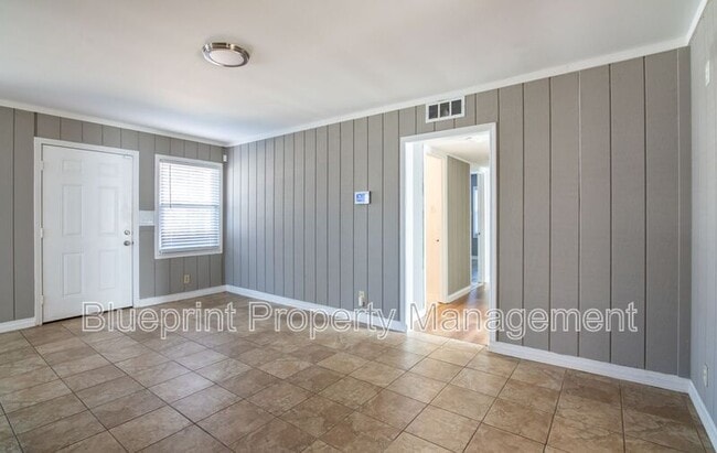 Building Photo - 513 10th Ave S