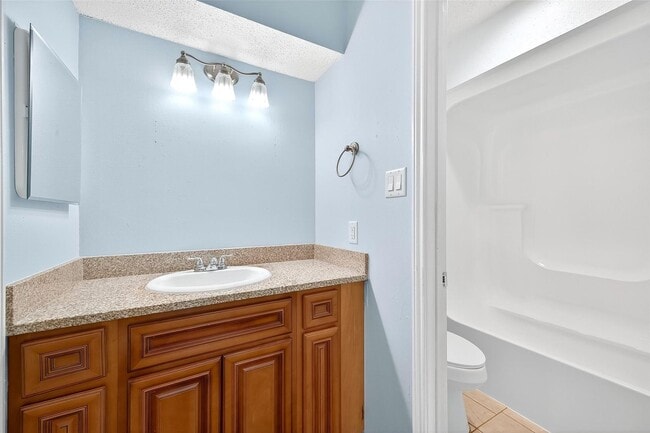 Building Photo - Spacious 3-Bedroom Corner Home in Candlelight Oaks Village