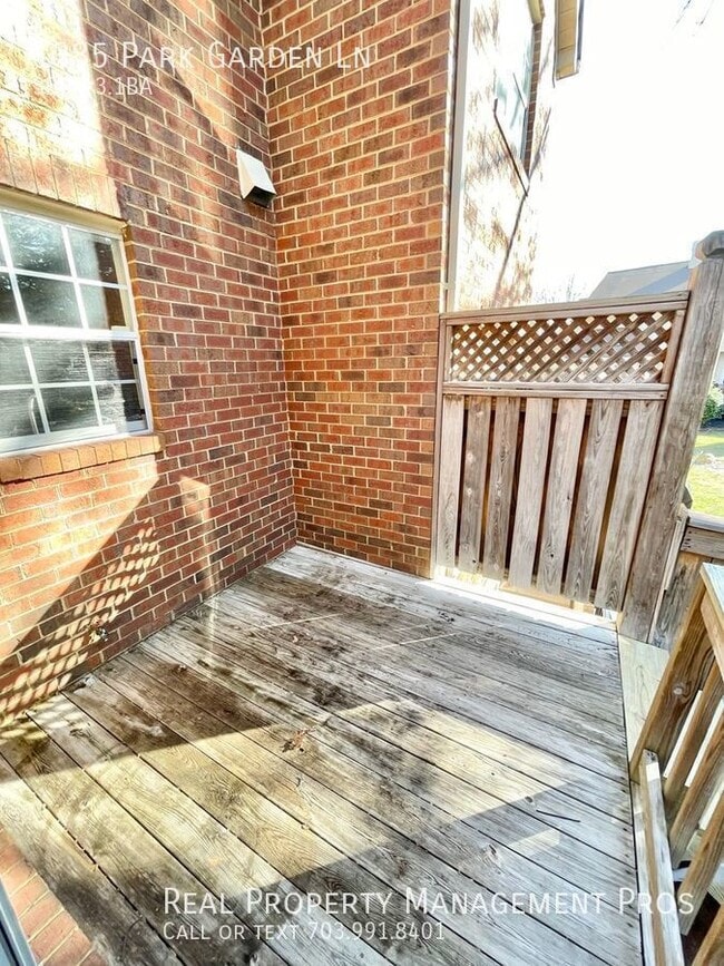 Building Photo - 1385 Park Garden Ln