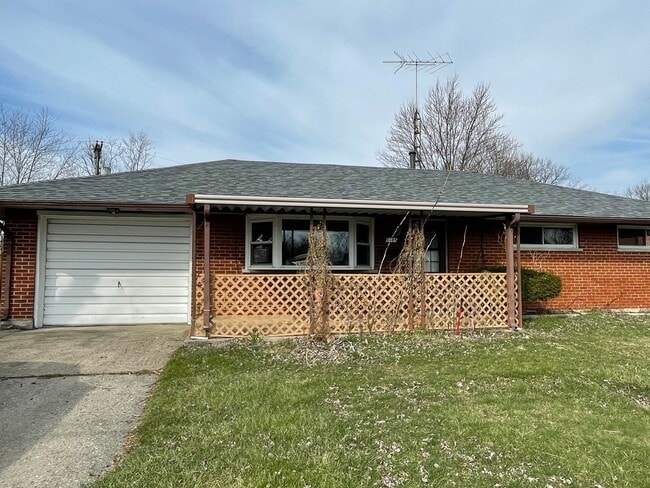 Building Photo - 3 Bedroom/1 1/2 Bath Home In Huber Heights