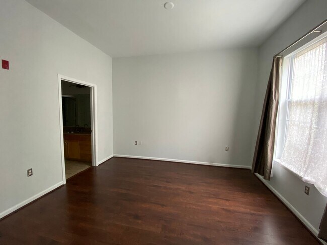 Building Photo - Ghent Condo with Secured Entry and Parking...