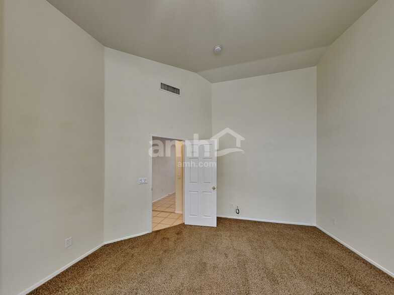 Building Photo - 40738 N Robinson Dr