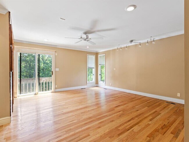 Building Photo - 1113 E Walnut St