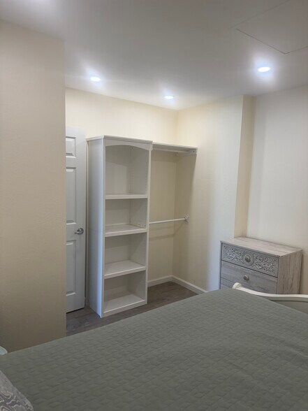Closet rack - 12376 Tioga Ct