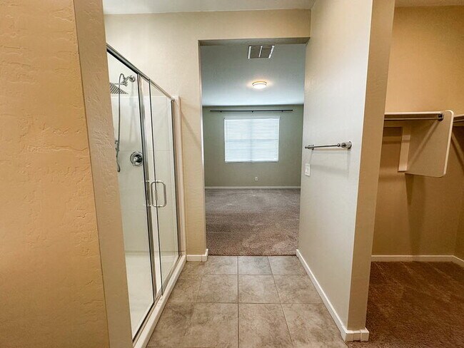 Building Photo - 40523 W Shaver Dr