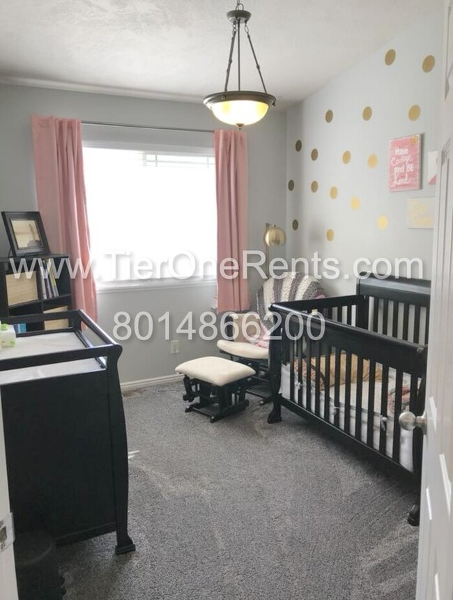 Building Photo - Move-in special: $500 off First months rent