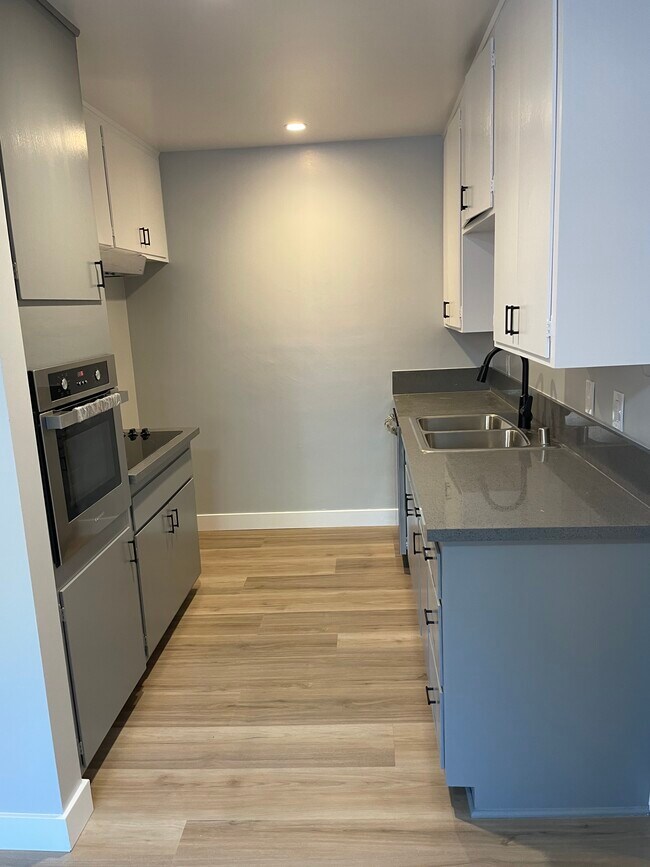 Building Photo - 568 E Magnolia Blvd