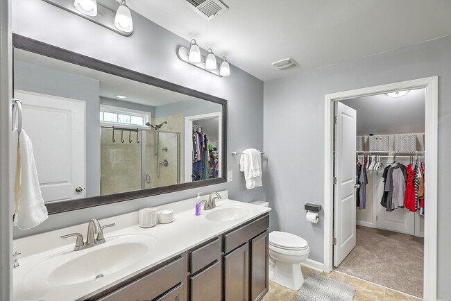 Building Photo - Spacious and updated home in Bluffs at Ash...