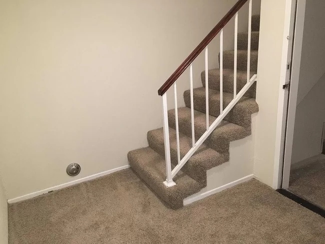 Large Garage landing - 7223 Lotus Ave