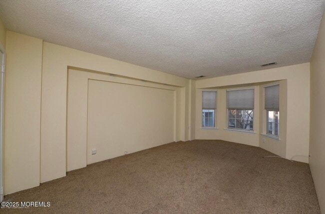 Building Photo - 48 Tulip Ln