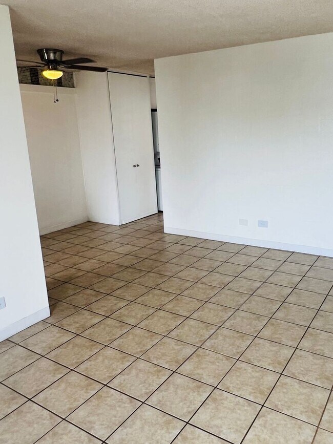 Building Photo - Beautifully Updated 1BR Condo Minutes from Waikiki/Ala Moana
