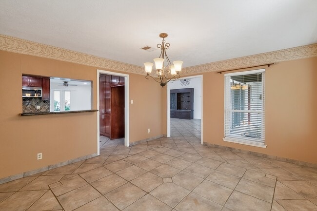 Building Photo - 127 Sagewood Dr