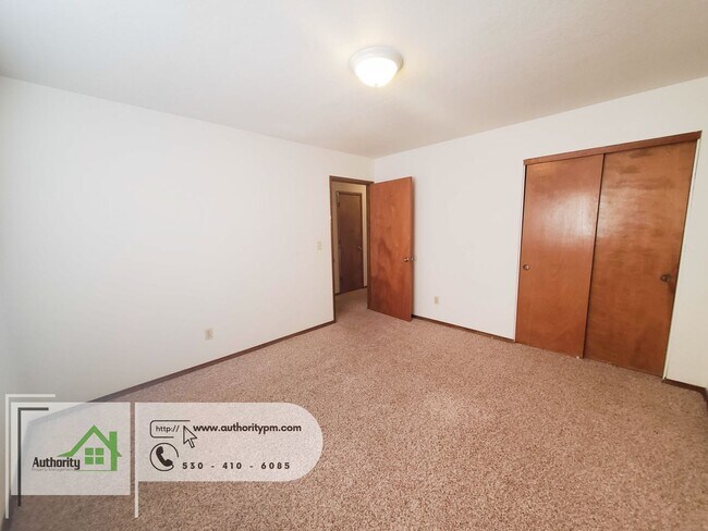 Building Photo - 3996 Morningsun Dr