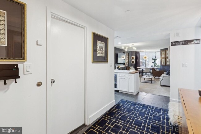 Building Photo - 202 W Rittenhouse Square