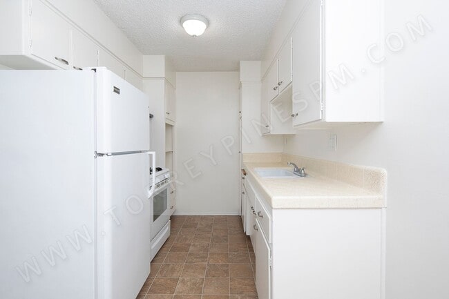 Building Photo - OPEN HOUSE: 11/8 1:30-2:30PM ~ 2 BR Near S...