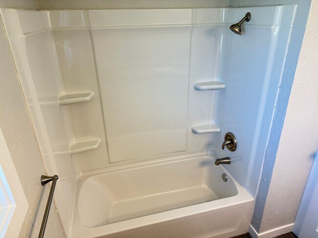 Building Photo - New 2 bed 1 1/2 bath duplex in Springfield!