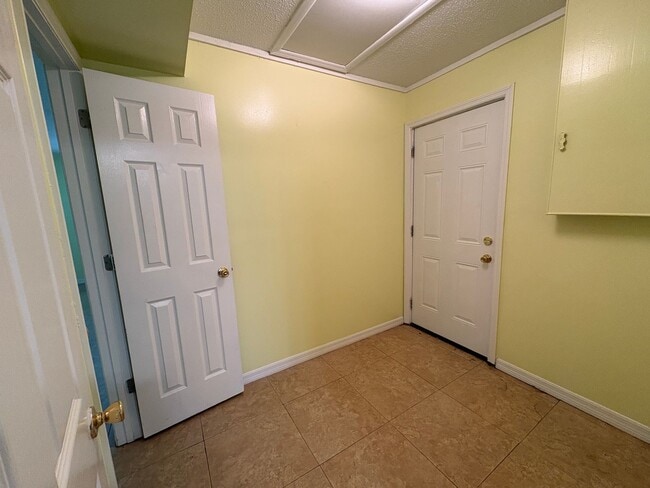 Building Photo - For Rent: 4-Bedroom Home in Lakeland