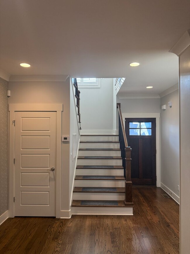Building Photo - **New Price**Spacious Custom Home in Barns...