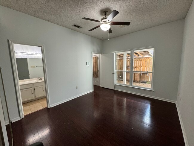 Building Photo - 350 Meadow Crossing Dr